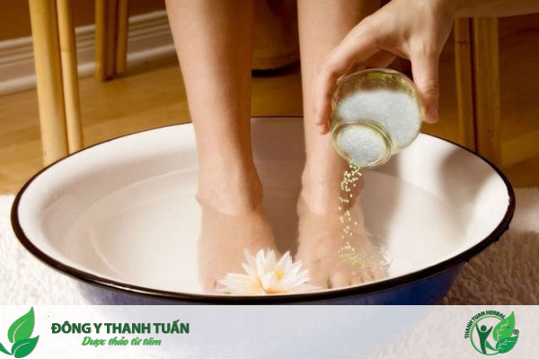Ngâm chân vào nước muối ấm giúp điều trị đau nhức chân hiệu quả