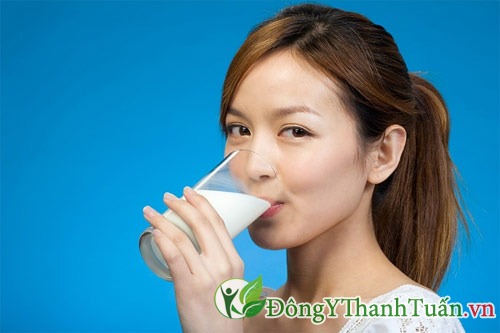 Người bị viêm loét dạ dày tá tràng nên uống sữa