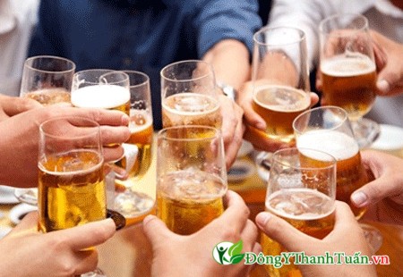 Hạn chế uống rượu bia để khắc phục tình trạng tiểu đêm nhiều lần