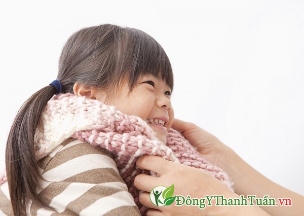 Luôn giữ ấm cho trẻ để phòng tránh bệnh viêm mũi dị ứng ở trẻ em