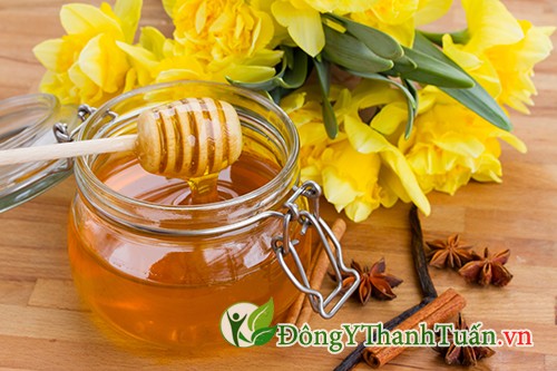mật ong và bột quế là cách chữa hôi miệng hiệu quả