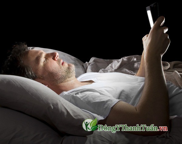 Sử dụng điện thoại trên giường ngủ