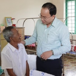 Đông y Thanh Tuấn thăm và tặng 100 phần quà cho các cụ già neo đơn