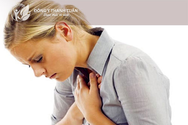 Đau rát họng là triệu chứng biểu hiện của viêm amidan cấp tính.