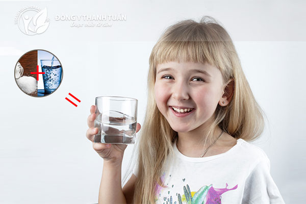 Dùng nước muối làm nước súc miệng cho trẻ em khá hiệu quả