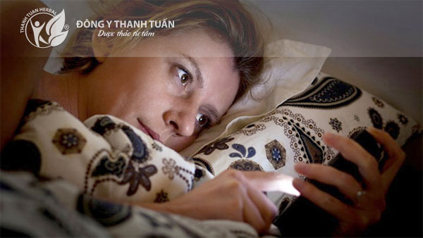 Không nên sử dụng điện thoại trước khi ngủ vì sẽ ảnh hưởng đến chất lượng giấc ngủ.