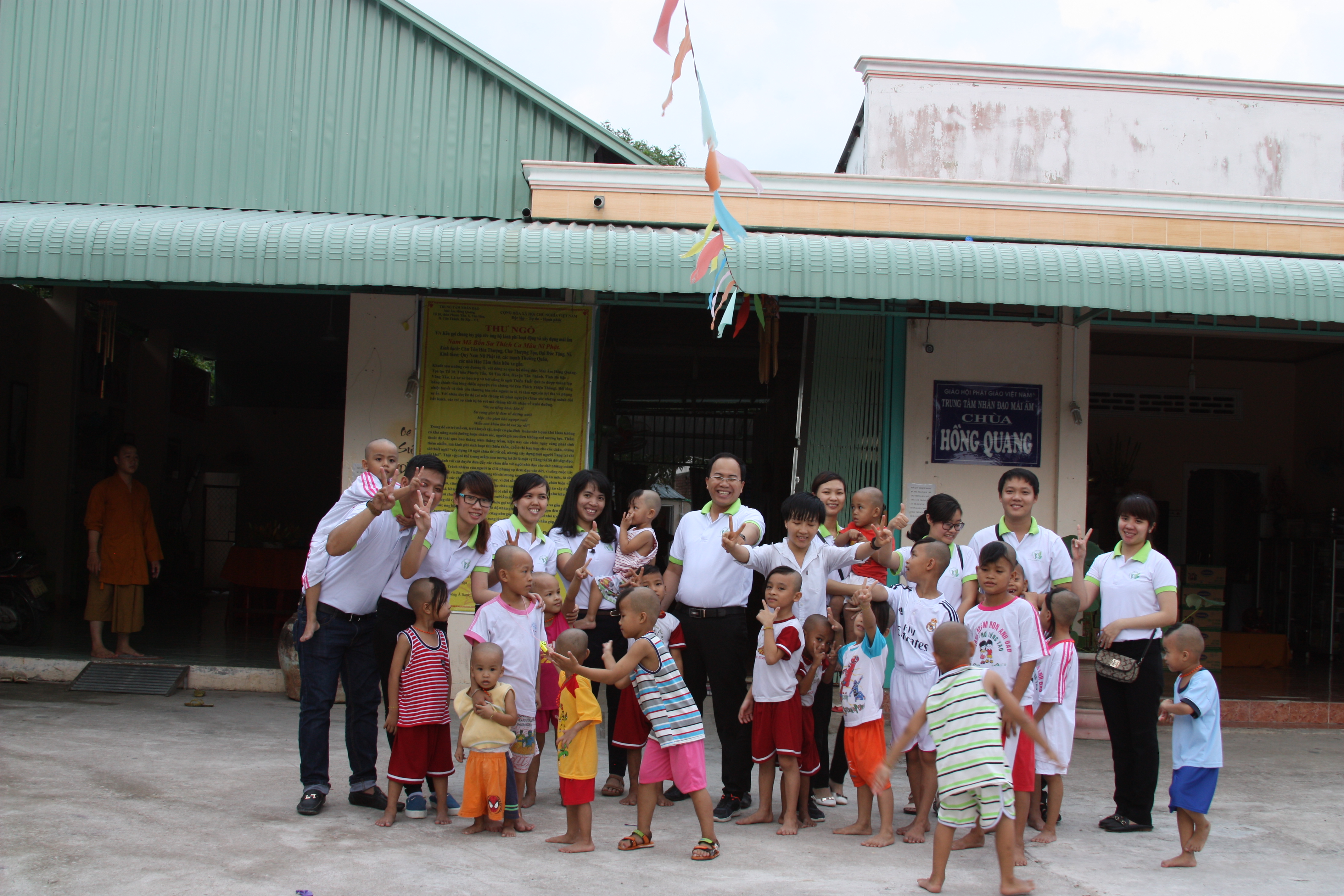 Đông y Thanh Tuấn ghé thăm các trẻ em ở Mái ấm Hồng Quang