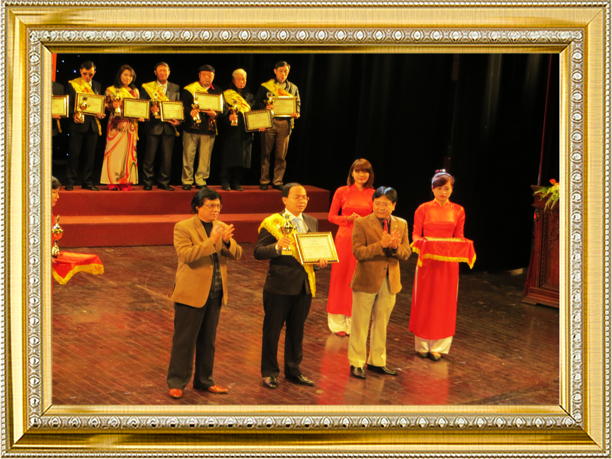 Lương y Thanh Tuấn nhận cup và Giấy chứng nhận danh hiệu “Thương hiệu truyền thống gia truyền nổi tiếng Việt Nam” tại Nhà Hát lớn Tp. Hà Nội 
