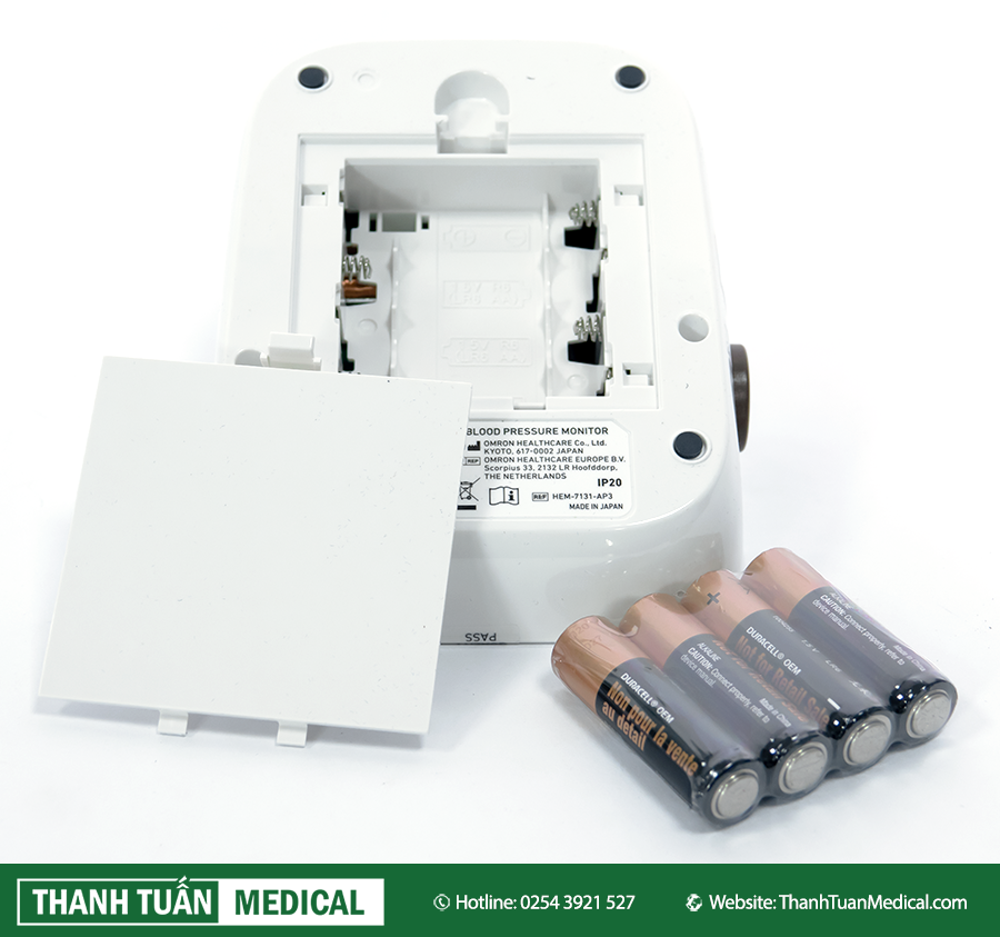 Máy đo huyết áp bắp tay Omron JPN600 sử dụng 4 pin AA hoặc bộ đổi nguồn AC 