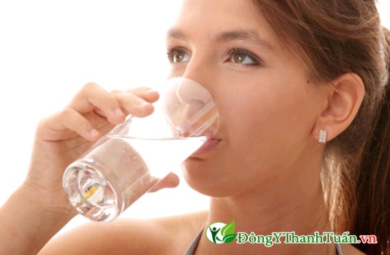 Uống quá nhiều nước sẽ gây ra hiện tượng tiểu nhiều lần trong ngày