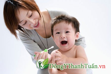 Chữa hôi miệng cho bé bằng cách đánh răng thường xuyên