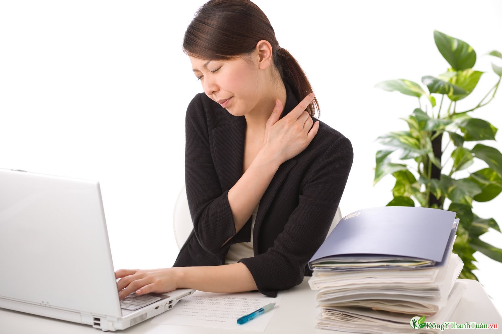 Ngồi sai tư thế có thể dẫn đến đau vai gáy cổ