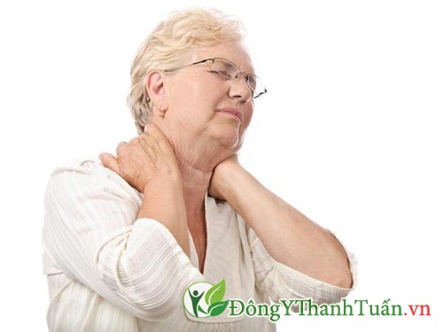 Người lớn tuổi dễ mắc bệnh đau vai gáy phải