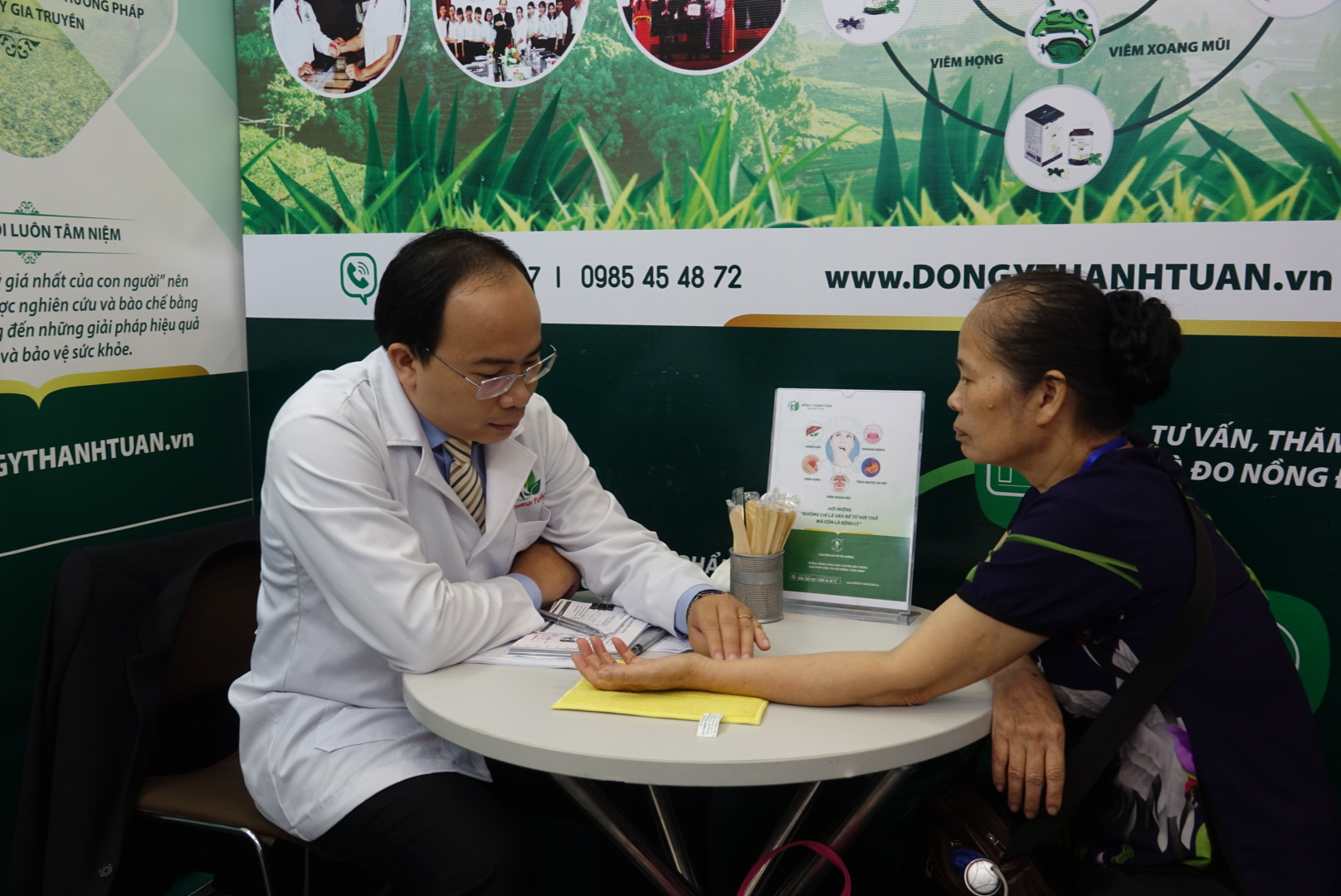 Thầy thuốc Nguyễn Thanh Tuấn chụp ảnh kỷ niệm cùng bệnh nhân