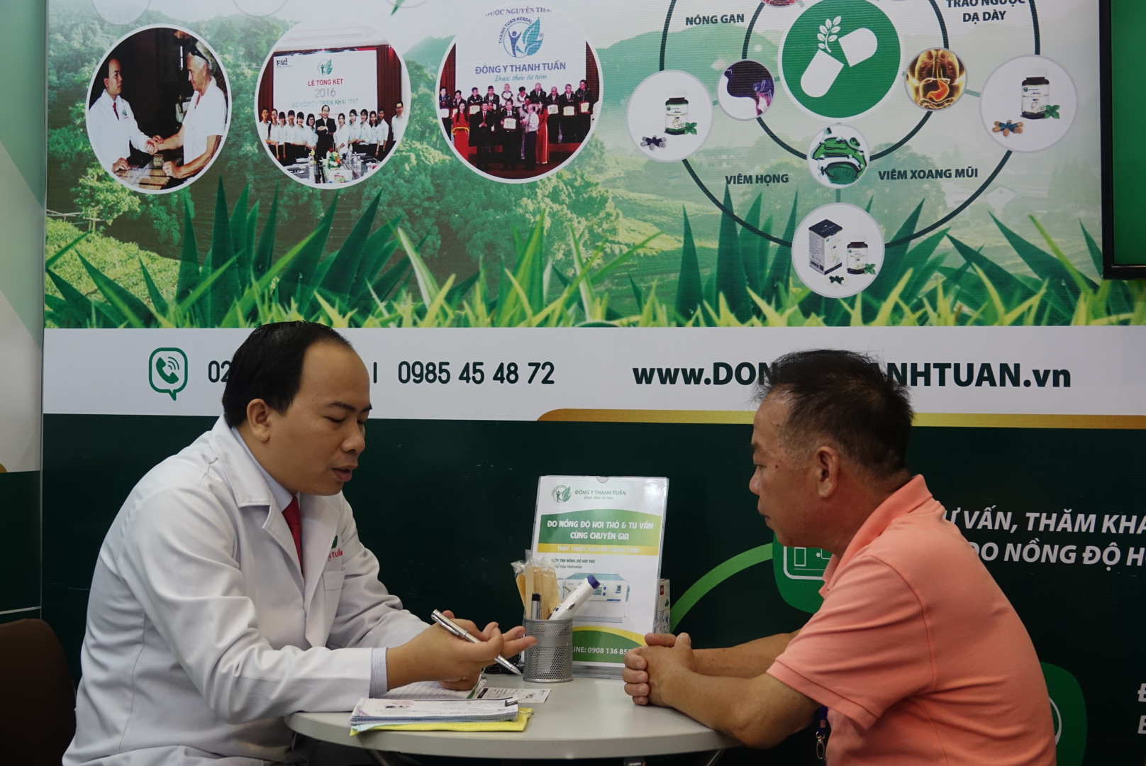 Thầy thuốc Nguyễn Thanh Tuấn bắt mạch tư vấn bệnh cho khách hàng