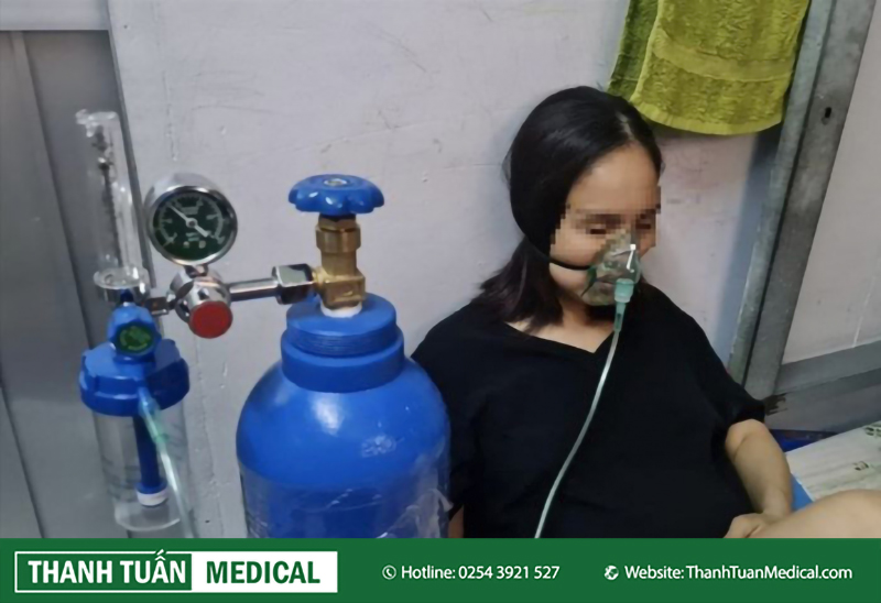 Sử dụng bình oxy y tế để cung cấp oxy cho người bệnh có vấn đề về hô hấp cần chú ý các nguyên tắc sử dụng để đảm bảo an toàn. Ảnh minh họa    1. Chuẩn bị chỗ để bình oxy