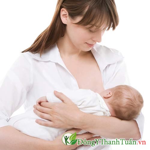 Trẻ bú đúng tư thế là cách điều trị rối loạn tiêu hóa ở trẻ sơ sinh