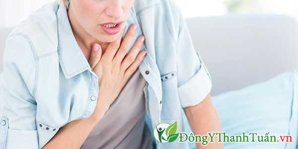 Đau rát ở họng và ngực là biểu hiện thường thấy ở người bị trào ngược dạ dày thực quản
