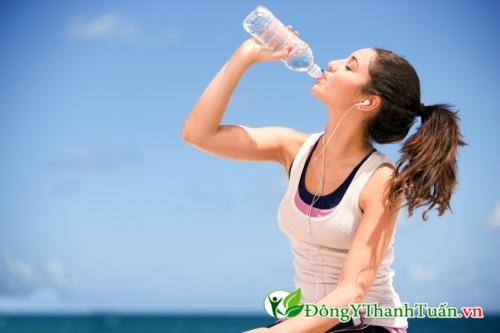 Uống đủ nước để tránh rối loạn tiểu tiện ở nữ giới
