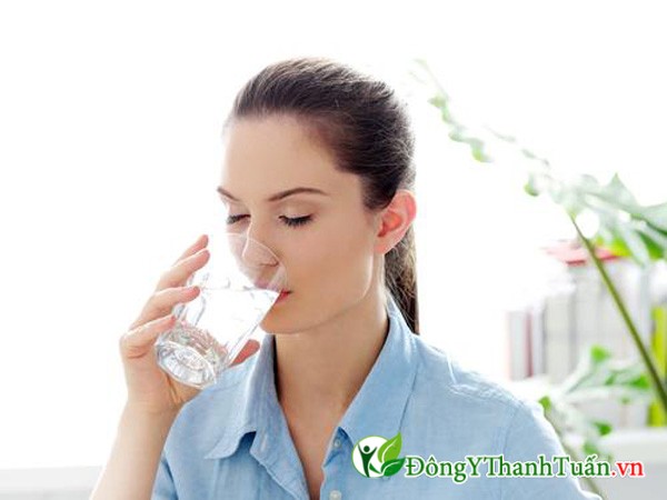 uống đủ nước mỗi ngày rất tốt cho người bị tiểu buốt