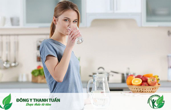 Uống nhiều nước giúp miệng không bị khô 
