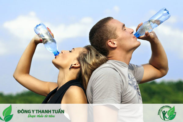 Uống nhiều nước để tránh khô miệng gây hơi thở hôi