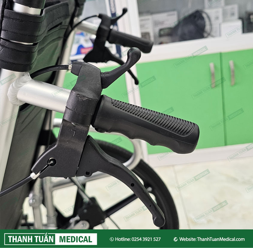 Trang bị phanh tay cho người đẩy, hệ thống chống lật phía sau