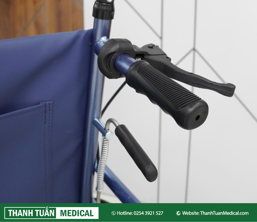 Có thắng tay và tay đẩy dành cho người chăm sóc