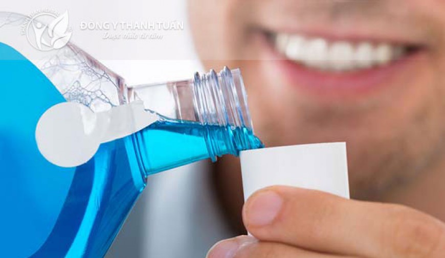 Bị hôi miệng nên sử dụng nước súc miệng diệt khuẩn nào?