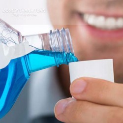 Bị hôi miệng nên sử dụng nước súc miệng diệt khuẩn nào?