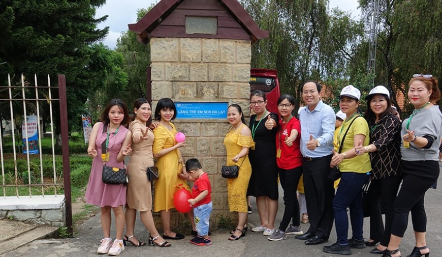 Đông y Thanh Tuấn chia sẻ VÒNG TAY YÊU THƯƠNG đến với trẻ em mồ côi tại Làng SOS, Tp. Đà Lạt
