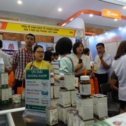 Hàng ngàn khách tham dự ngày Khai mạc Triển lãm quốc tế chuyên ngành Y dược lần thứ 26 diễn ra tại Hà Nội