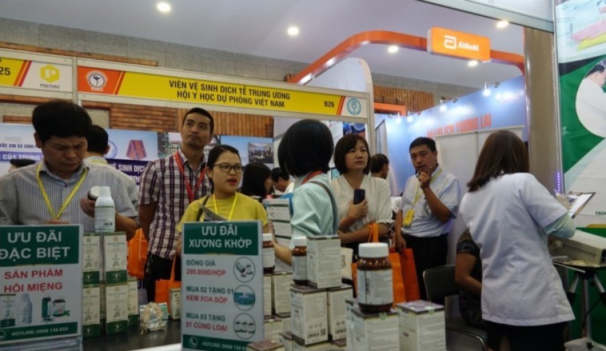 Hàng ngàn khách tham dự ngày Khai mạc Triển lãm quốc tế chuyên ngành Y dược lần thứ 26 diễn ra tại Hà Nội