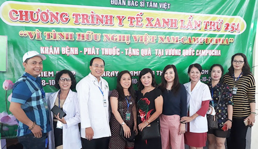 Thăm khám bệnh và tặng quà cho Việt kiều tại Thủ đô Phnom Penh, Campuchia