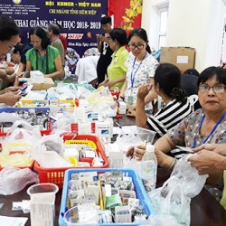 Thăm khám bệnh và tặng quà cho Việt kiều tại Tỉnh Siem Reap, Campuchia