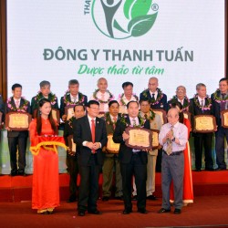 Thầy thuốc Nguyễn Thanh Tuấn nhận danh hiệu “Thầy thuốc vì cộng đồng” năm 2017