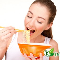 Vì sao người đau dạ dày không nên ăn mì ăn liền?